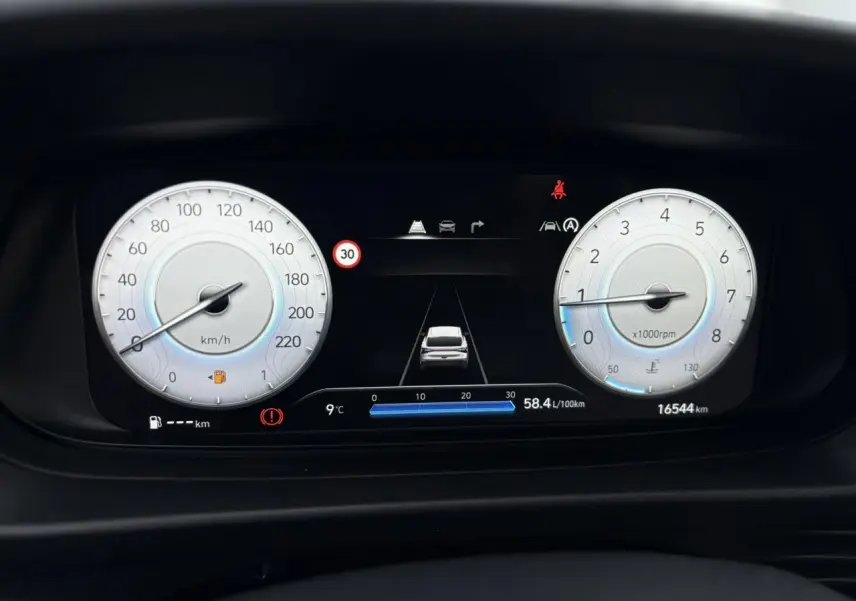 Tableau de bord numérique de la Hyundai i20 2025, affichant vitesse, régime moteur et assistance à la conduite.