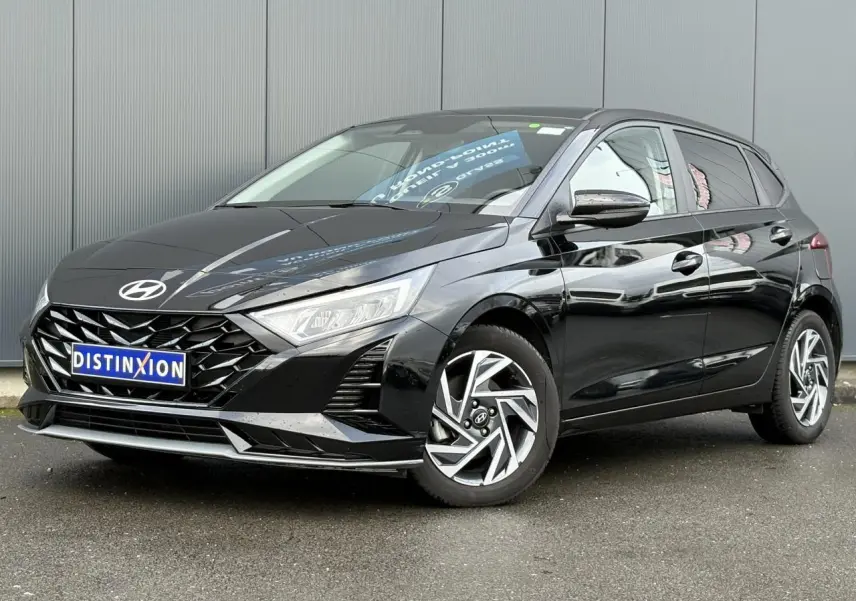 Hyundai i20 2025 noir Phantom Metal vue 3/4 avant avec jantes alliage diamantées et calandre marquée.