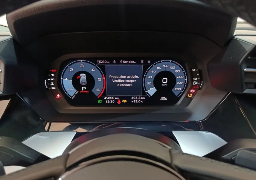 Vue rapprochée du tableau de bord numérique de l'Audi A3 35 TDI 150 S tronic Business Line affichant la vitesse et alertes.