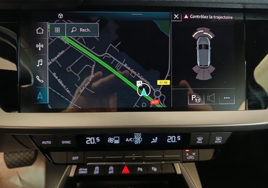 Écran tactile central de navigation et aide au stationnement de l'Audi A3 35 TDI Business Line noir, vue intérieure rapprochée.