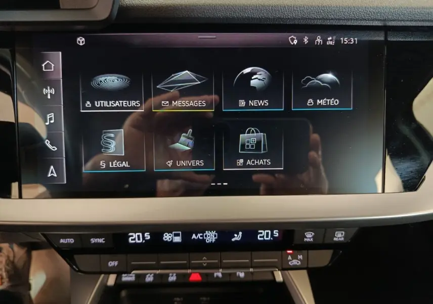 Écran tactile central de l'Audi A3 35 TDI noir, affichant le menu multimédia avec commandes climatisation en dessous.