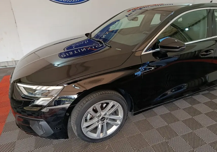 Audi A3 35 TDI noir vue 3/4 avant droit, mettant en valeur les phares LED et les jantes alliage argentées.