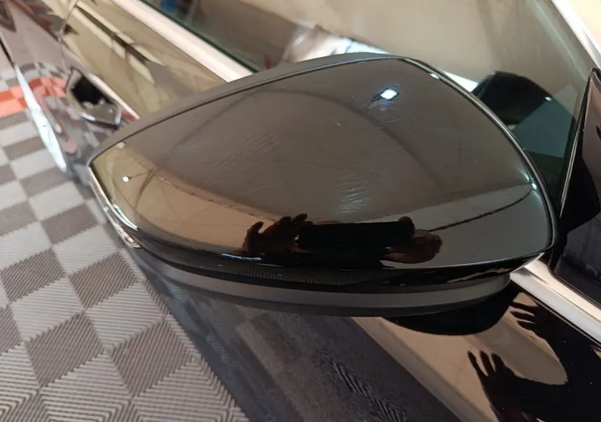 Rétroviseur côté gauche noir brillant d’une Audi A3 35 TDI 150 S tronic Business Line 2023, reflet visible.