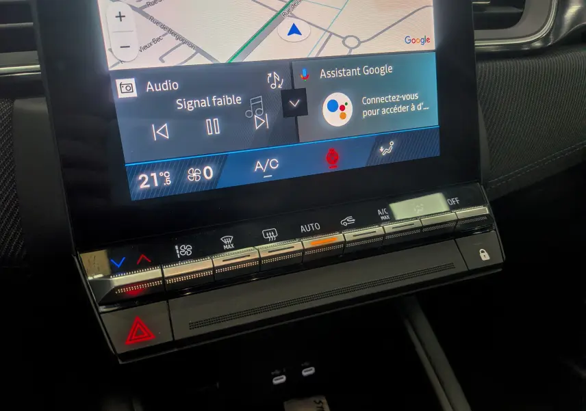 Vue rapprochée de l'écran tactile et des commandes de climatisation du Renault Symbioz blanc nacré, version hybride 2026.