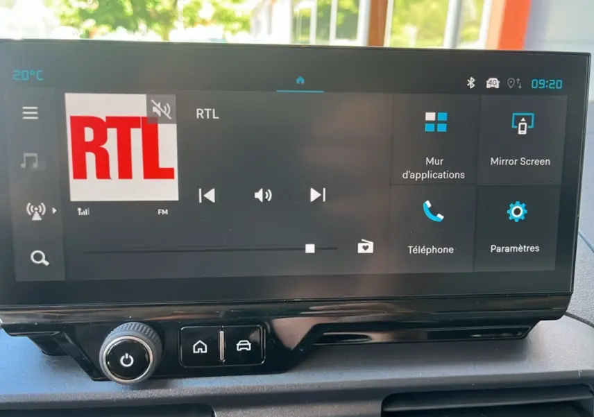 Écran tactile central du tableau de bord du Citroën Berlingo 2025 affichant la radio RTL et options connectées.