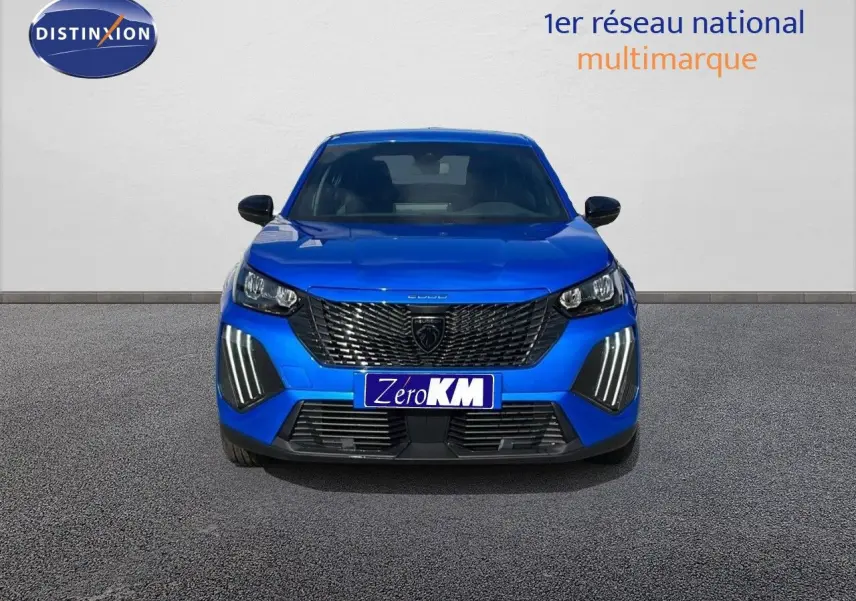 Vue avant d'un Peugeot 2008 bleu Vertigo Metal avec calandre noire et feux diurnes LED verticaux allumés.
