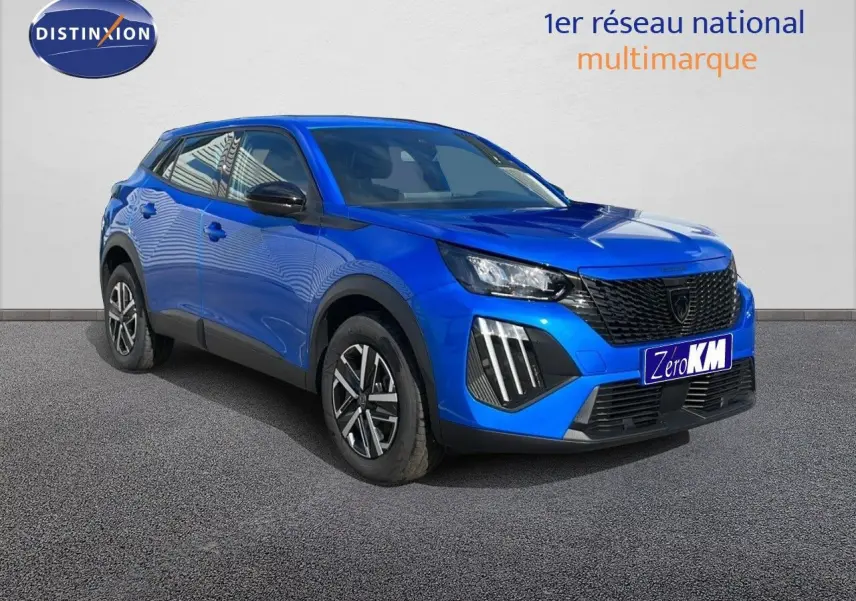 Peugeot 2008 bleu Vertigo métal en 3/4 avant droit, avec calandre noire et feux LED verticaux distinctifs.