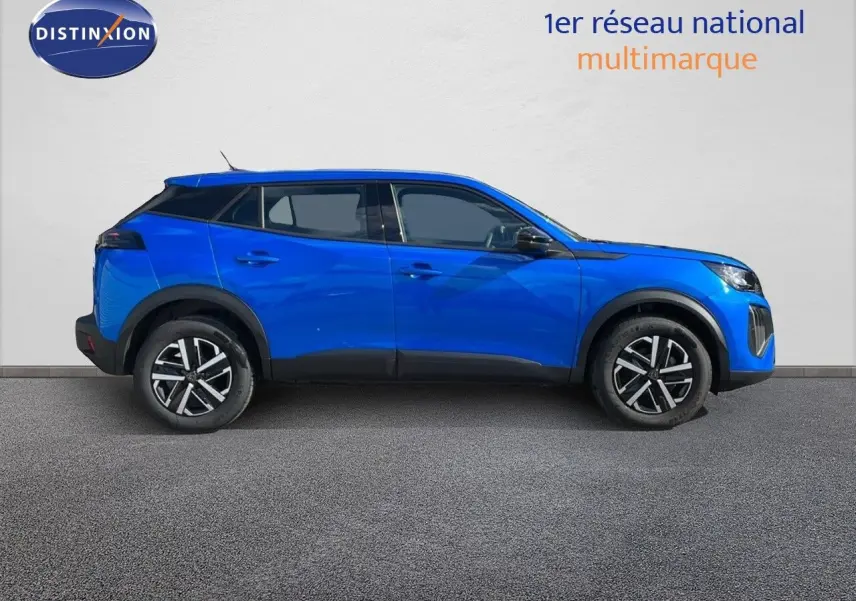 Profil droit d'un Peugeot 2008 2024 bleu Vertigo métallisé avec jantes noires et vitres arrière surteintées.