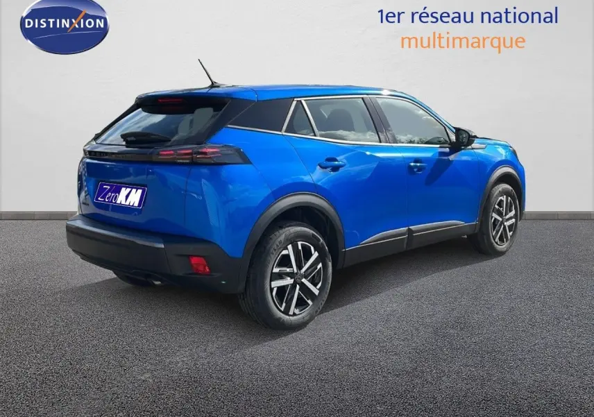 Vue 3/4 arrière droite du Peugeot 2008 bleu Vertigo Metal avec jantes alliage et vitres surteintées.