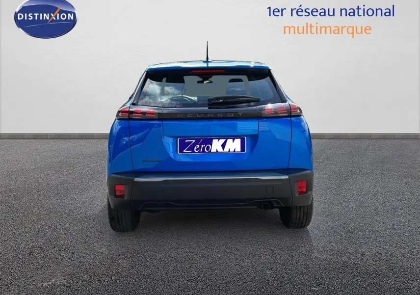 Vue arrière d'un Peugeot 2008 bleu Vertigo Metal 2024 avec feux LED et logo Peugeot visible.