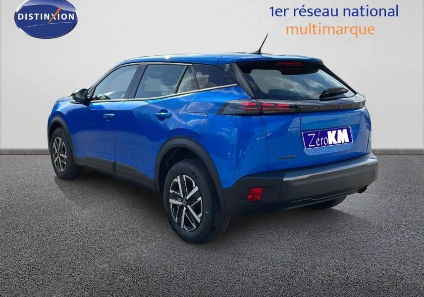 Vue 3/4 arrière droite d'un Peugeot 2008 bleu Vertigo Metal avec jantes alliage et vitres arrière surteintées.