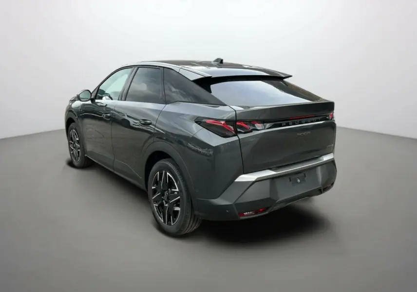 Peugeot 3008 Hybrid 145 GT Alcantara gris titane vue 3/4 arrière côté gauche avec toit noir et jantes alu 19 pouces.