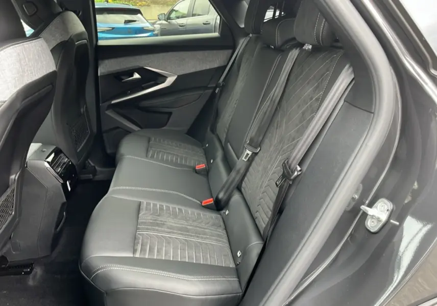 Vue côté droit de la banquette arrière en cuir alcantara noir avec surpiqûres blanches du Peugeot 3008 Hybrid 145 GT 2025.