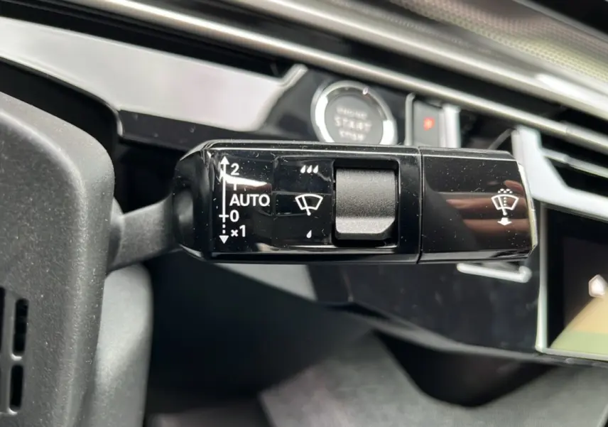 Gros plan sur la commande d'essuie-glace du Peugeot 3008 Hybrid 145 GT Alcantara, intérieur noir brillant.