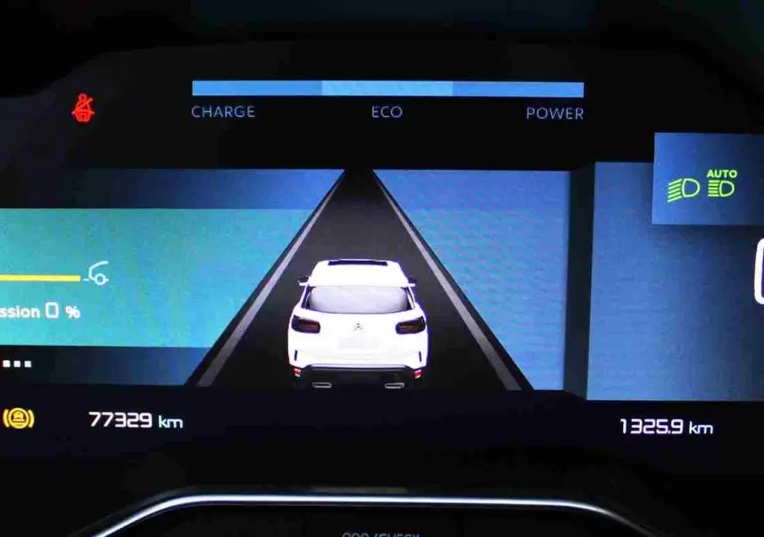 Affichage numérique du tableau de bord du Citroën C5 Aircross hybride, montrant l'icône du véhicule blanc vu de dos et les indicateurs de charge et vitesse.