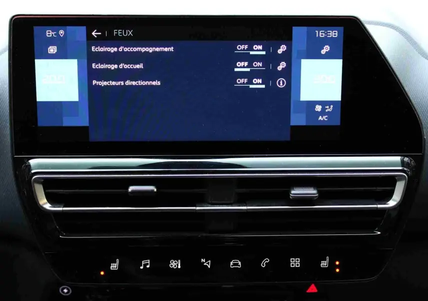 Écran tactile central du tableau de bord du Citroën C5 Aircross gris, affichant les réglages des feux et climatisation.