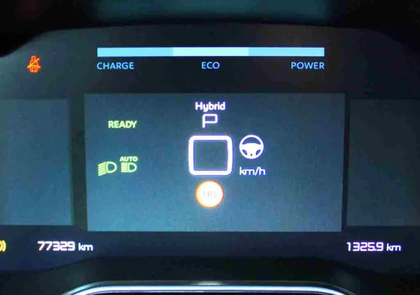 Tableau de bord numérique du Citroën C5 Aircross hybride rechargeable, affichant mode hybride et indicateurs de charge.