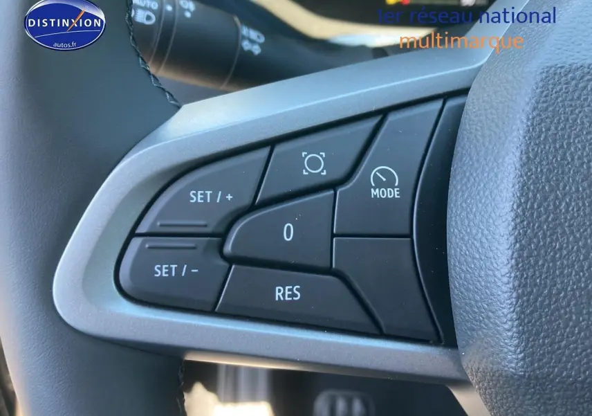 Gros plan sur les commandes multifonctions à gauche du volant du Dacia Duster noir, version 2025.