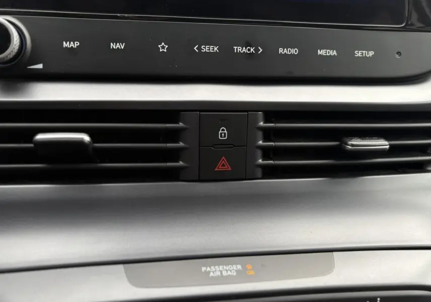 Détail du tableau de bord gris avec commandes centrales de ventilation et bouton de verrouillage sur Hyundai i20 2025.
