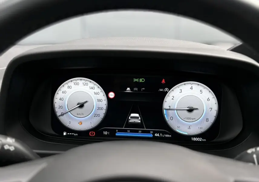 Vue rapprochée du tableau de bord numérique de la Hyundai i20 2025, affichage clair des compteurs et alertes.