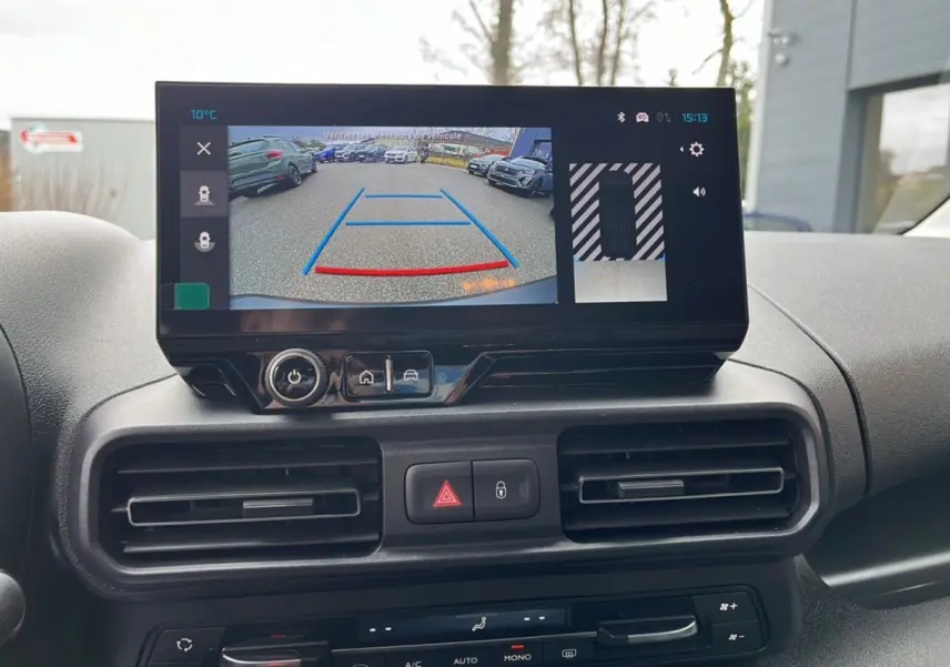 Vue intérieure du tableau de bord du Citroën Berlingo 2026 avec écran tactile affichant la caméra de recul.