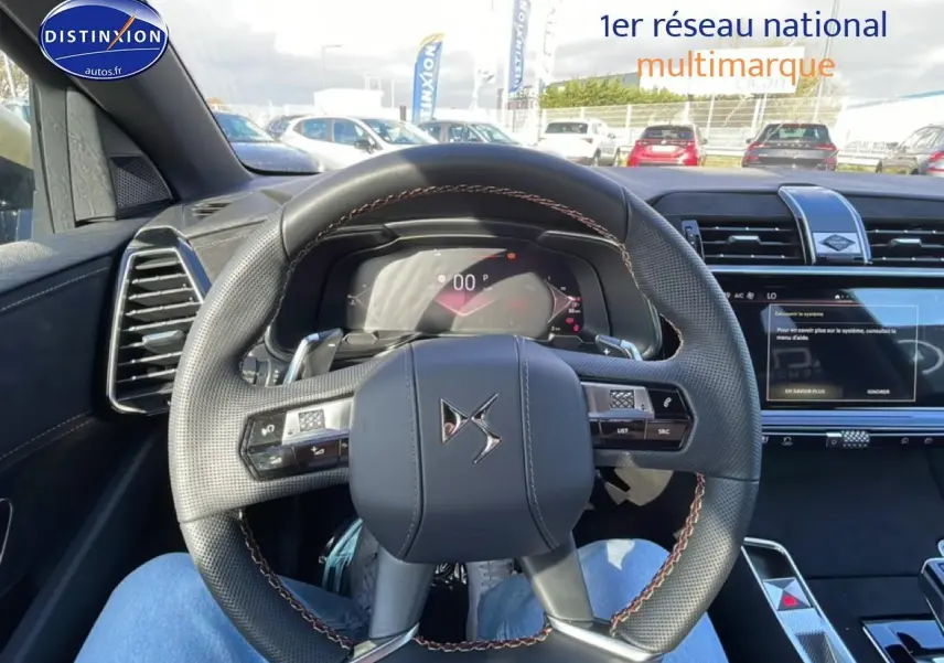 Vue intérieure centrée sur le volant cuir noir avec surpiqûres rouges du DS7 1.5 BlueHDi 130 Performance Line 2026.