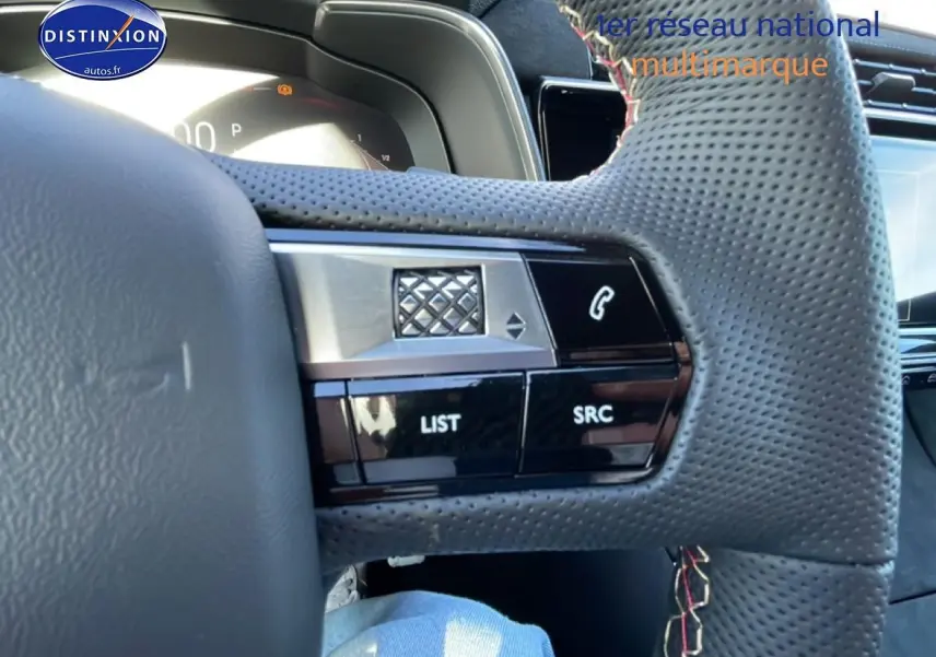 Gros plan sur les commandes au volant en cuir perforé du DS7 bleu, version 1.5 BlueHDi 130 Performance Line 2026.