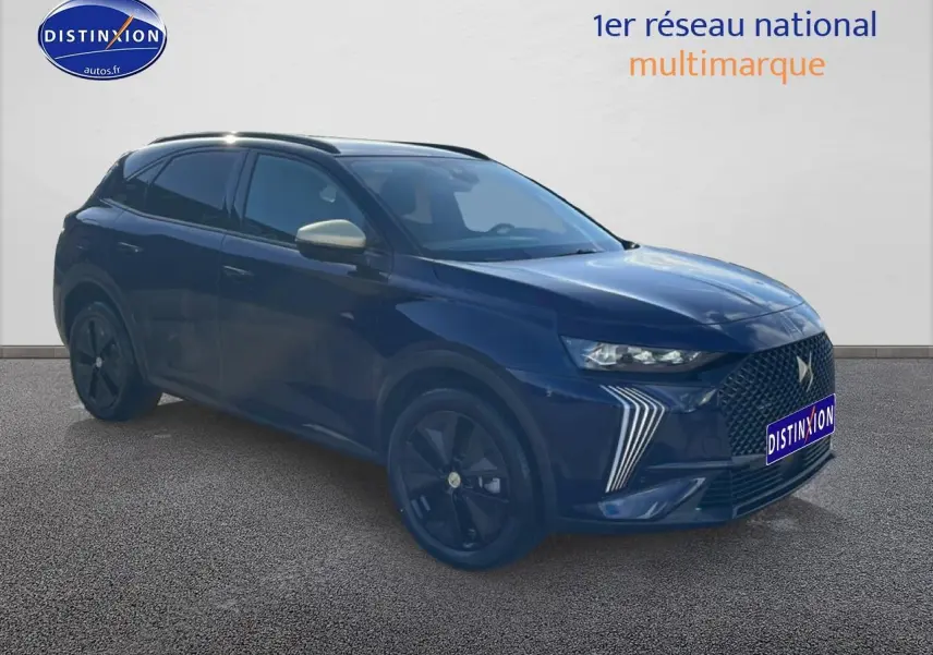 DS7 bleu 3/4 avant droit avec calandre distinctive et jantes noires sur fond neutre.