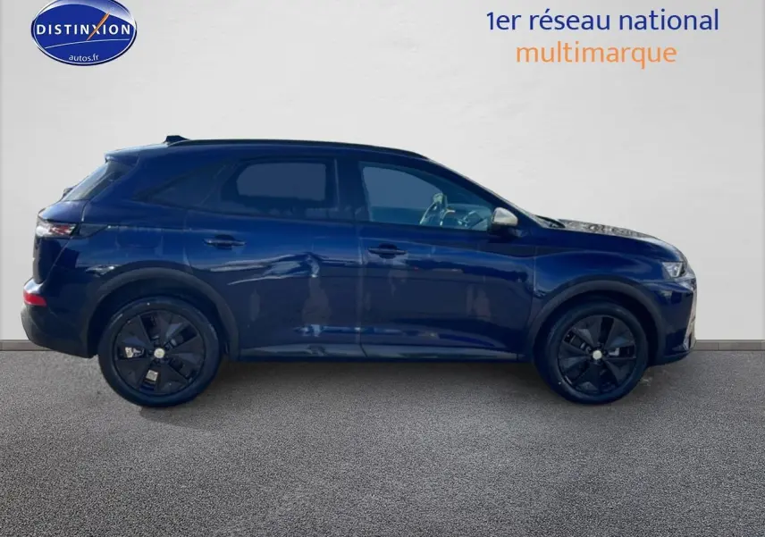 Vue de profil côté gauche d’un DS7 bleu 2026 avec jantes noires et poignées ton carrosserie.