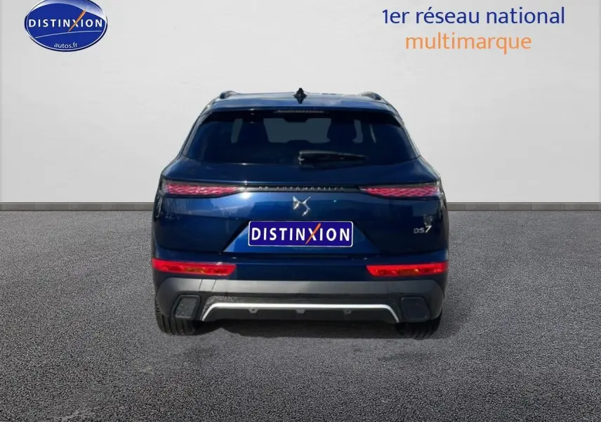 Vue arrière d'un DS7 bleu 2026 avec feux LED étirés et double sortie d'échappement intégrée au pare-chocs.