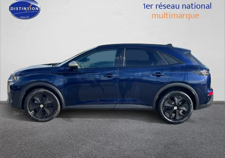 Vue latérale droite d'un DS7 bleu 2026 avec jantes noires et vitres arrière surteintées.