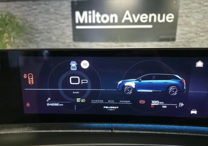 Affichage numérique intérieur du tableau de bord du Peugeot 5008 hybride, montrant une silhouette bleue côté gauche et les informations de conduite.