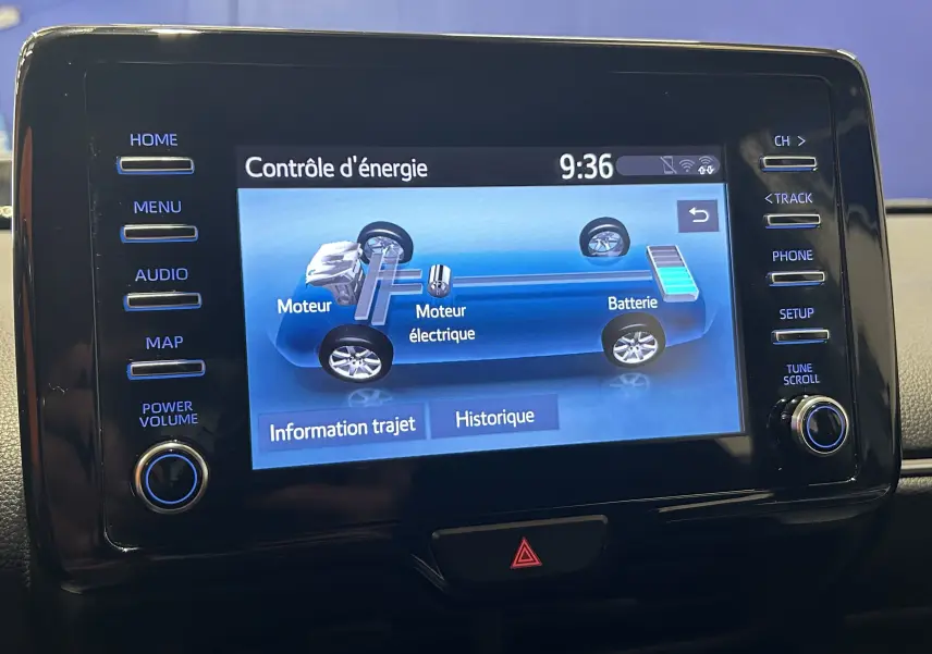 Écran tactile central de Toyota Yaris hybride 2021 montrant le contrôle d'énergie moteur, batterie et moteur électrique.