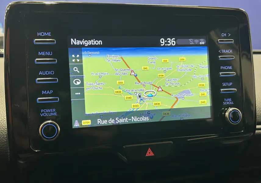 Écran tactile du GPS de la Toyota Yaris blanche 2021 affichant une carte de navigation en intérieur.