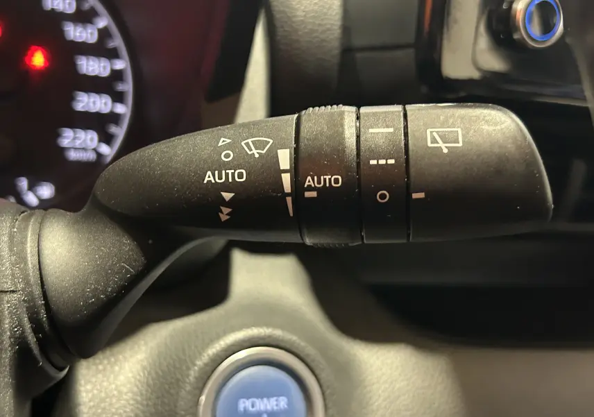 Gros plan sur la commande d’essuie-glace avec réglage automatique dans l’habitacle d’une Toyota Yaris blanche 2021.