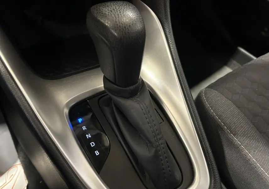 Le levier de vitesse automatique noir de la Toyota Yaris 116h, avec indication des modes éclairés en bleu.