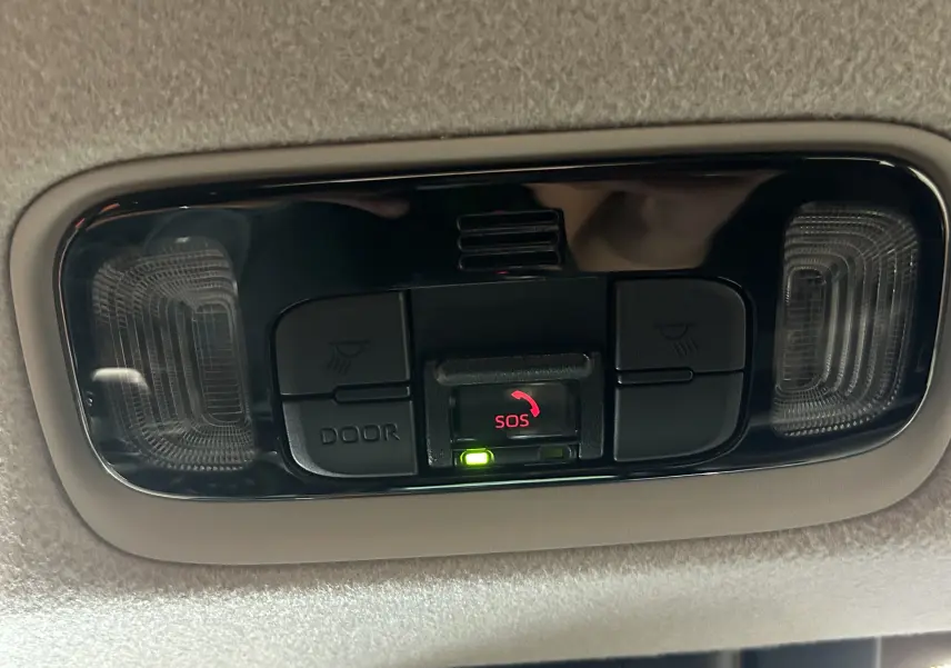Plafonnier intérieur avec boutons d’éclairage et alerte SOS dans une Toyota Yaris blanche, vue en gros plan.