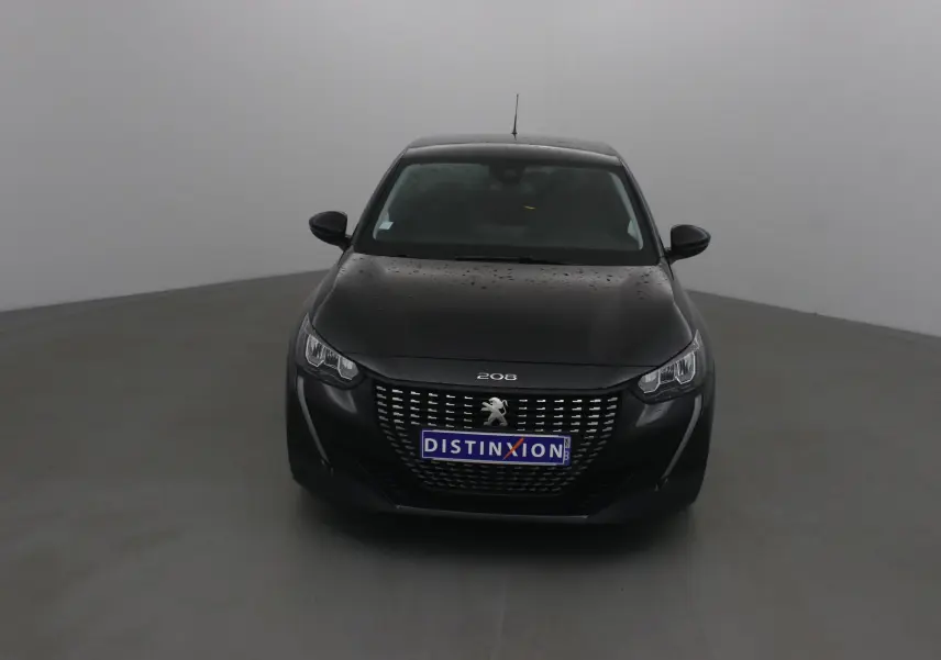 Peugeot 208 noir vue de face, avec calandre distinctive et plaques d'immatriculation "DISTINXION" visibles.