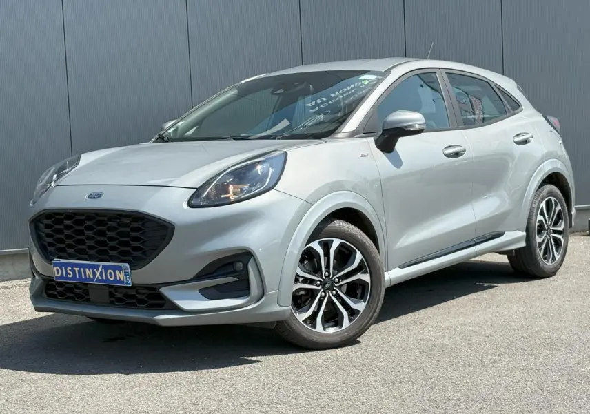 Ford Puma gris Solar en vue 3/4 avant droit, avec jantes alliage noires et calandre noire distinctive.