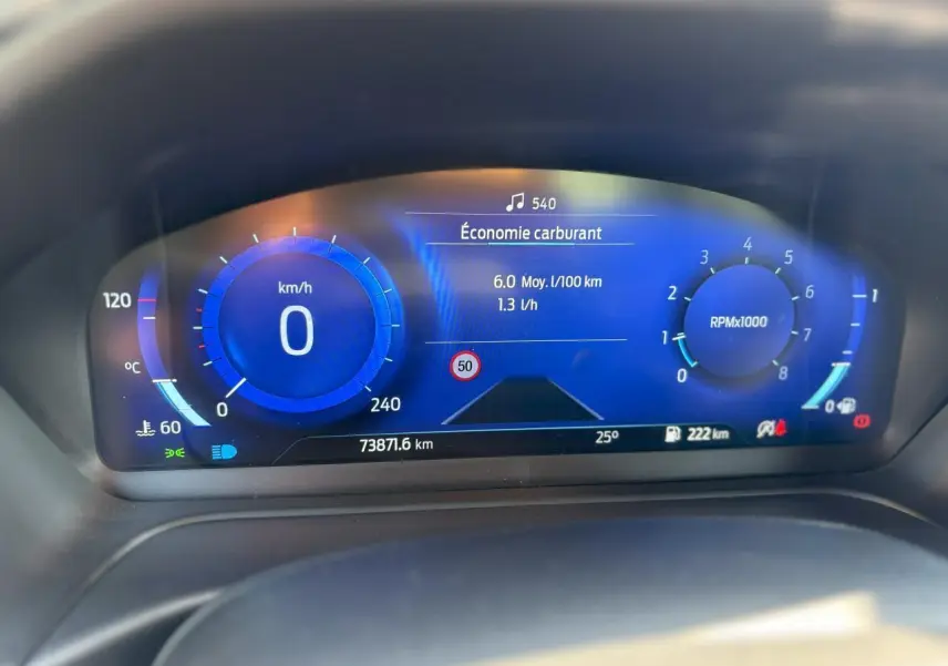 Combiné d'instrumentation numérique bleu du Ford Puma 2020 affichant vitesse, régime et économie de carburant.