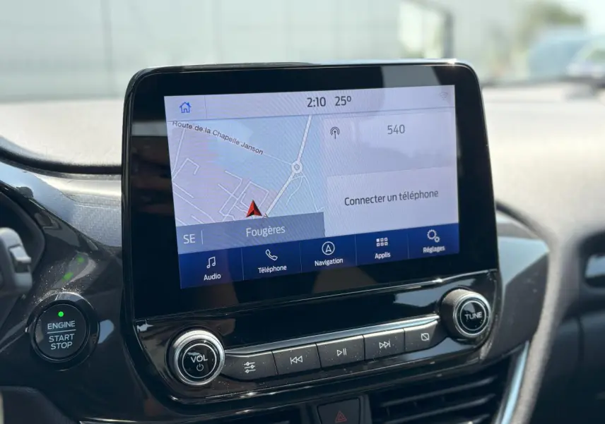 Écran tactile GPS Ford SYNC 3 au centre du tableau de bord d'une Ford Puma gris Solar, avec bouton démarrage moteur.