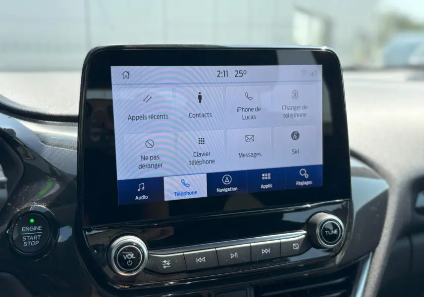 Écran tactile central du Ford Puma ST Line 2020 avec interface GPS et commandes audio, bouton démarrage visible.