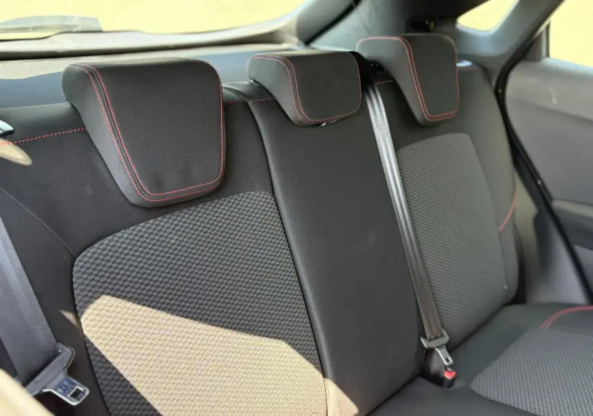 Vue rapprochée des sièges arrière noirs avec surpiqûres rouges du Ford Puma ST Line 2020, finition tissu.