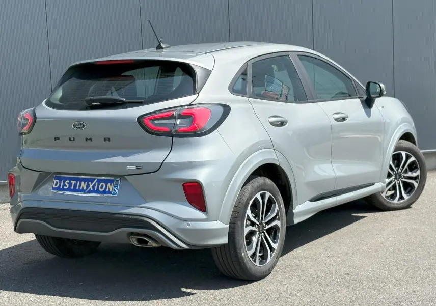 Vue 3/4 arrière droite d'un Ford Puma gris Solar avec jantes alliage noires et feux arrière LED distinctifs.