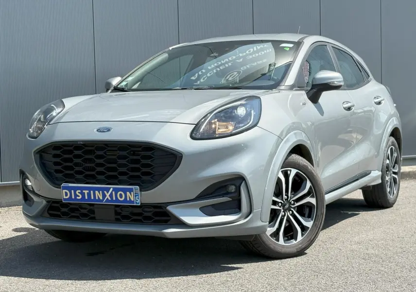 Ford Puma gris Solar en 3/4 avant droit, avec calandre noire et jantes alliage 17 pouces bicolores.
