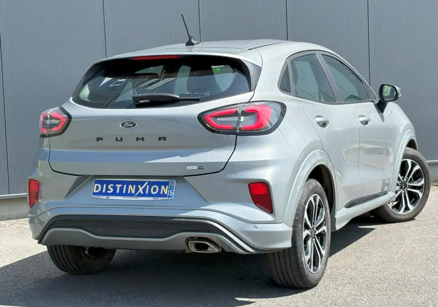 Vue 3/4 arrière droite d'un Ford Puma gris Solar avec feux arrière LED et jantes alliage noires et argent.