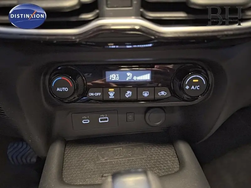 Panneau de commande de climatisation avec affichage digital dans l'habitacle du Nissan Juke 1.6 Hybrid Tekna 2025.