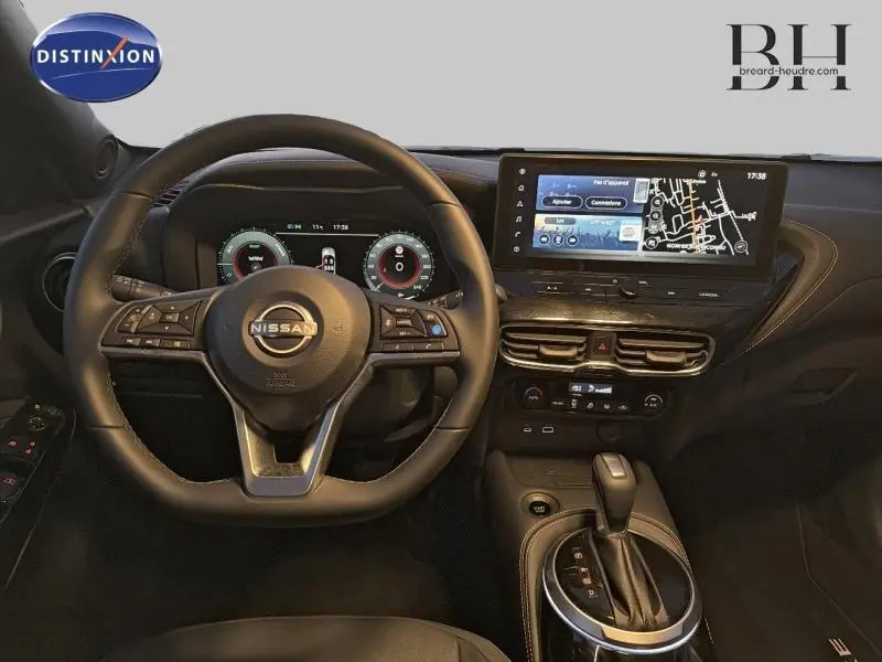 Vue intérieure du tableau de bord et volant du Nissan Juke 1.6 Hybrid Tekna 2025 avec écran tactile et boîte automatique.