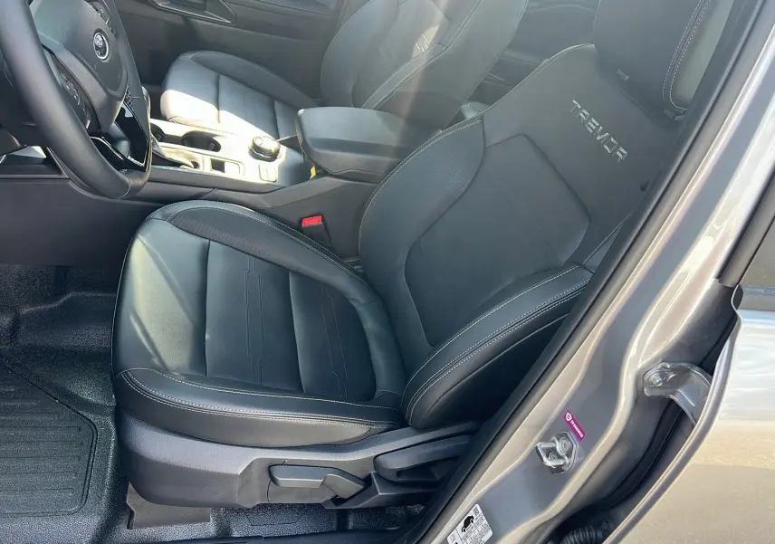Vue intérieure côté conducteur du Ford Ranger 2025 gris iconic, siège avant noir avec logo Tremor brodé.