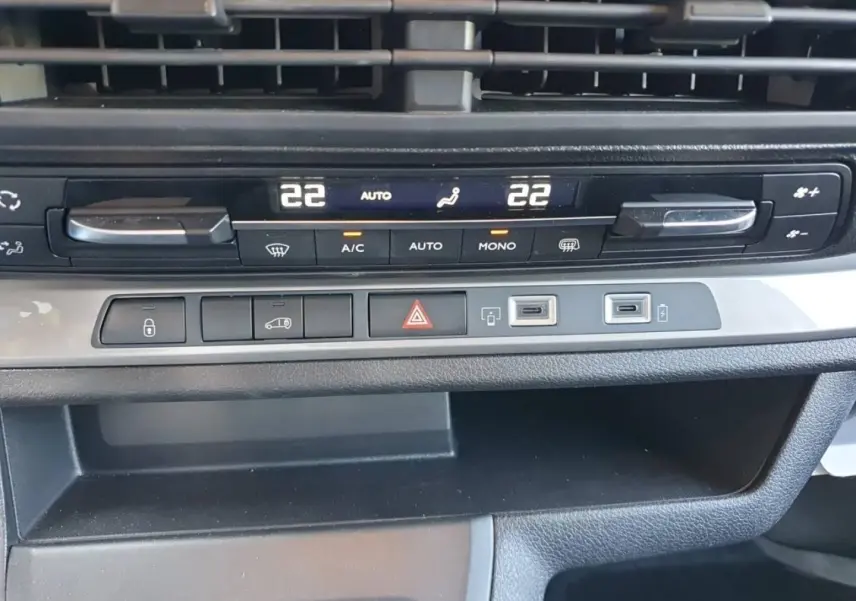 Gros plan sur la console centrale du Toyota Proace Fourgon blanc Glacier, affichant la climatisation digitale à 22°C.